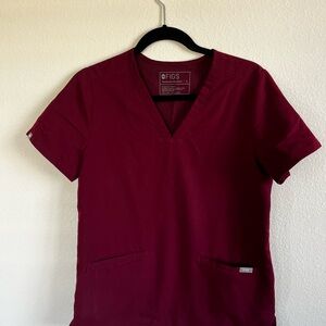 Figs Casma 3 Pocket Scrub Top in Burgundy, Size Small